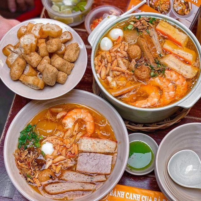 Cận cảnh topping tại bánh canh cua Bà Ba