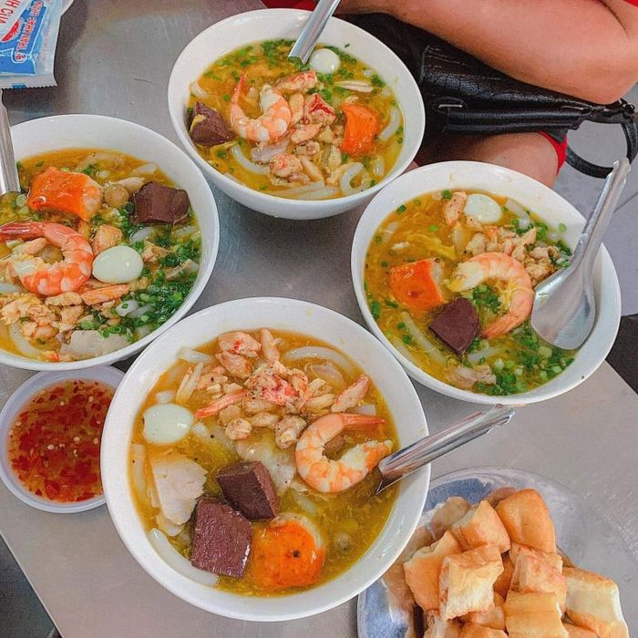Bánh canh cua 87 Trần Khắc Chân giá bình dân