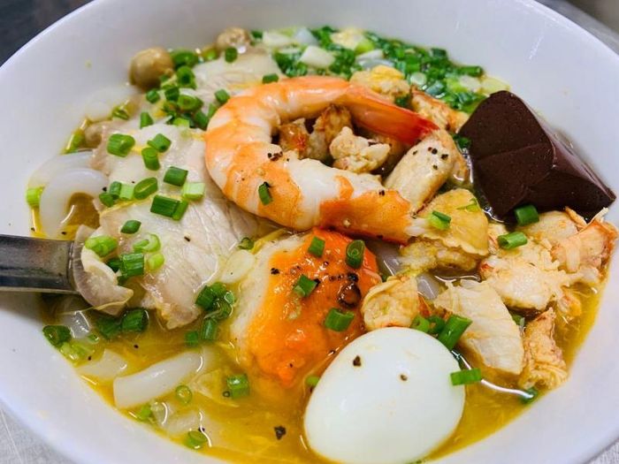 Tô bánh canh đầy đặn tại 87 Trần Khắc Chân
