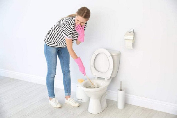 Bồn cầu có mùi hôi do rút nước chậm