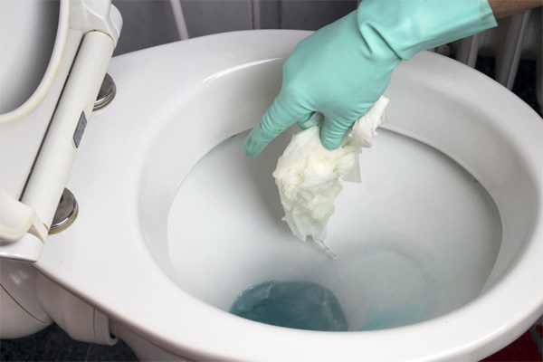 Nguyên nhân bồn cầu bị tắc do giấy vệ sinh