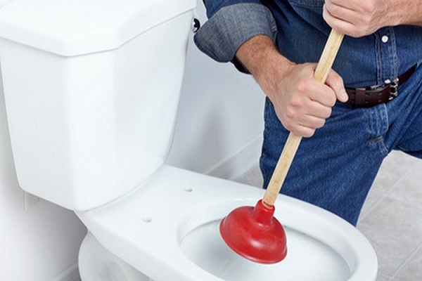 Cách xử lý bồn cầu rút nước chậm