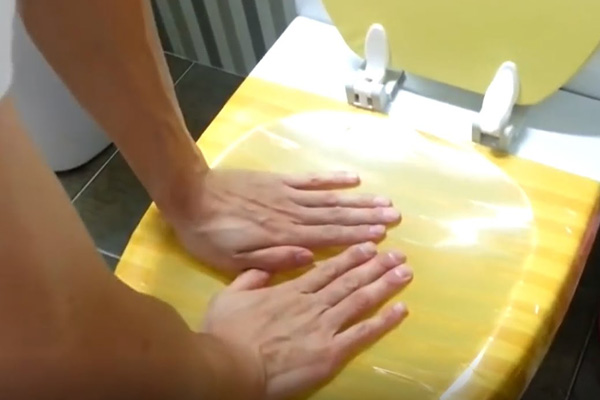 Thông bồn cầu bằng băng keo